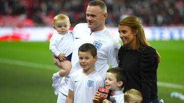 Wayne Rooney's son signs for Manchester United