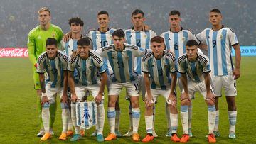Argentina's players pose for a picture before the Argentina 2023 U-20 World Cup Group A football match between Argentina and Uzbekistan at the Madre de Ciudades stadium in Santiago del Estero, Argentina, on May 20, 2023. (Photo by Gustavo ORTIZ / AFP)