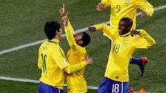 <b>FELICES. </b>Robinho dedica su gol con un gesto al cielo, en presencia de un feliz Kaká y Ramires. Era el tercero y el partido estaba sellado.