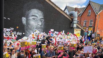 Cientos de personas se manifiestan en el mural de Rashford, en Manchester, para condenar el racismo.