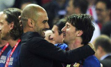 Pep Guardiola abraza a Messi.