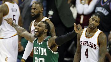 Jae Crowder festeja el triunfo de los Celtics en Cleveland ante LeBron James e Iman Shumpert.