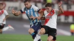 River Plate's forward Julian Alvarez (R) vies for the ball with Racing Club's defender Emiliano Insua during their Argentine Professional Football League match at El Monumental stadium in Buenos Aires, on February 27, 2022. (Photo by ALEJANDRO PAGNI / AFP)