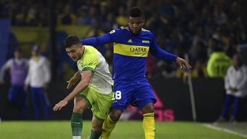 Boca Juniors' Colombian Defender Frank Fabra (R) vies for the ball with Defensa y Justicia's forward Francisco Pizzini during their Argentine Professional Football League quarterfinal match at La Bombonera stadium in Buenos Aires, on May 10, 2022. (Photo by Juan MABROMATA / AFP)