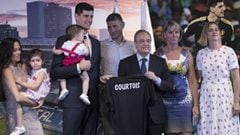 Thibaut Courtois con su familia y con Florentino P&eacute;rez durante su presentaci&oacute;n con el Real Madrid