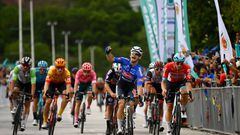 El ciclista italiano Jakub Mareczko celebra su victoria en la cuarta etapa del Tour de Langkawi en Meru Raya.
