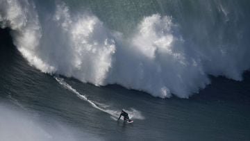 Australian big wave surfer Ross Clarke Jones drops a wave during a surf session off Praia do Norte in Nazare on February 10, 2017. / AFP PHOTO / FRANCISCO LEONG