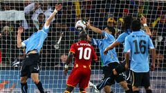 Mano de Luis Su&aacute;rez en el &uacute;ltimo minuto de la pr&oacute;rroga ante Ghana, en los cuartos de final del Mundial de 2010.
