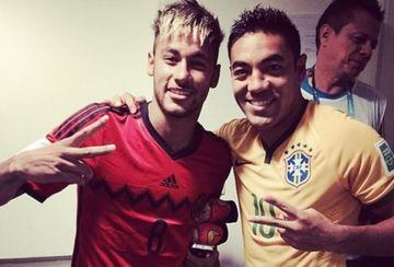 Esta foto con Marco Fabián corresponde al Mundial de Brasil 2014. Pocas veces se ve al brasileño posando con el jersey de otra selección.