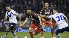 River Plate's Julian Alvarez (C) vies for the ball with Velez Sarsfield's Lucas Pratto (L) and Nicolas Garayalde during their Copa Libertadores football tournament round of sixteen all-Argentine first leg match, at the Jos� Amalfitani stadium in Buenos Aires, on June 29, 2022. (Photo by JUAN MABROMATA / AFP)