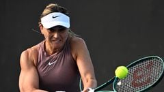 Paula Badosa golpea la bola contra Anastasia Pavlyuchenkova en el Open de Australia.