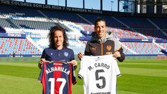 Alharilla y Carro, capitanas de Levante y Valencia, posan con sus camisetas antes del derbi.