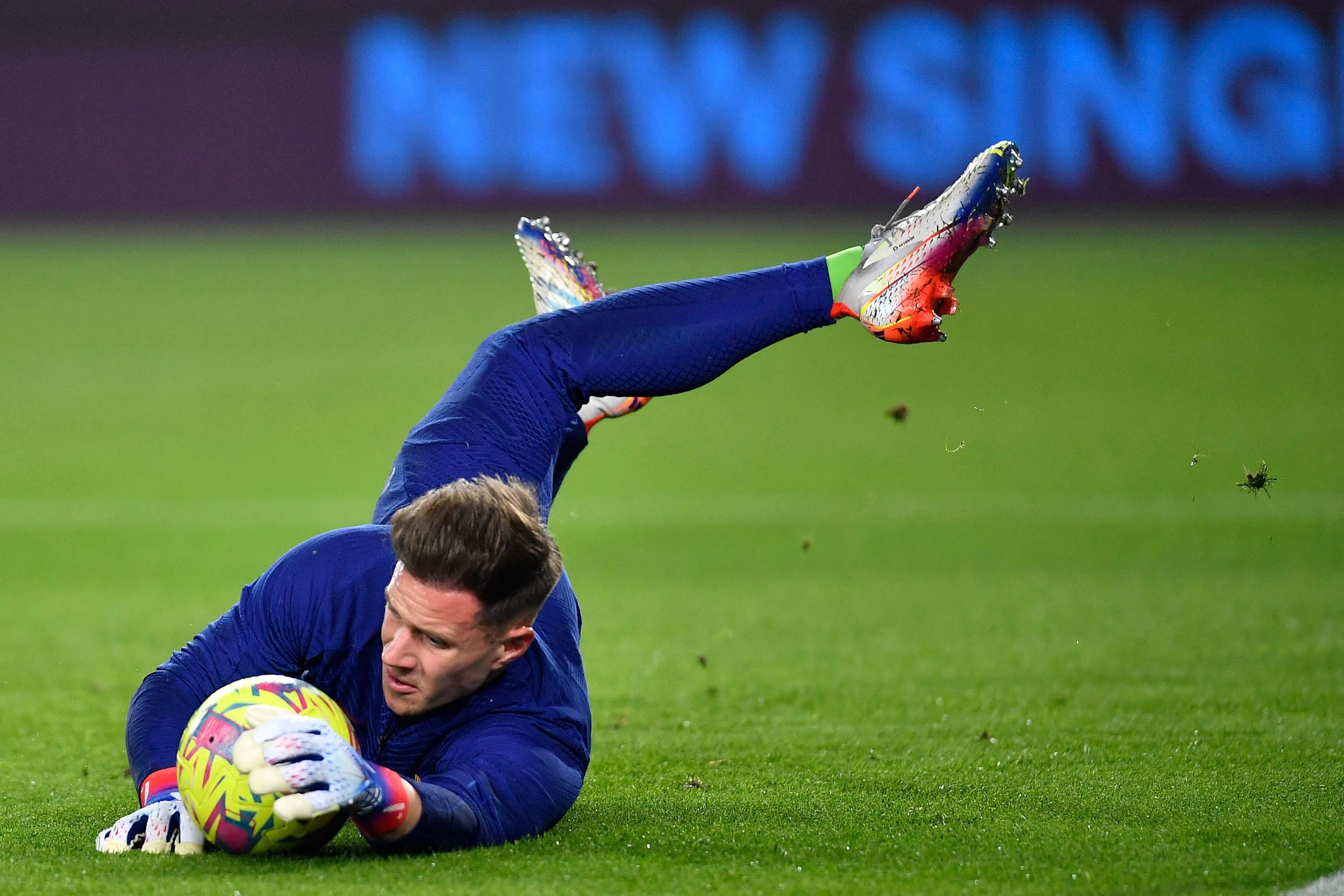 Barcelona's German goalkeeper Marc-Andre ter Stegen warms up prior to the Spanish League football match between FC Barcelona and Cadiz CF at the Camp Nou stadium in Barcelona, on February 19, 2023. (Photo by Pau BARRENA / AFP)