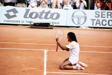 Noah celebra su triunfo en Roland Garros 1983.
