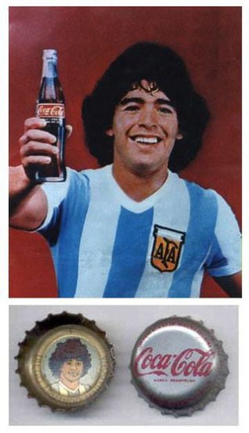 El mítico jugador argentino anunciando refrescos.