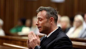 Oscar Pistorius reacciona durante el juicio por el asesinato de su novia Reeva Steenkamp.