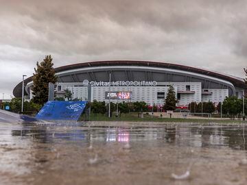 El aviso de la AEMET de alerta roja por previsión de lluvias torrenciales en Madrid obligó a suspender el encuentro entre el Atlético de Madrid y el Sevilla. Descubre en esta galería cómo se encuentra las inmediaciones del estadio.