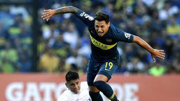 Boca Juniors&#039; forward Mauro Zarate (R) vies for the ball with Godoy Cruz&#039; midfielder Facundo Barboza, during their Argentina First Division Superliga football match at La Bombonera stadium, in Buenos Aires, on February 3, 2019. (Photo by ALEJANDRO PAGNI / AFP)