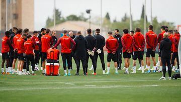 Cóirculo de jugadores y técnicos del Granada previo a un entrenamiento.
