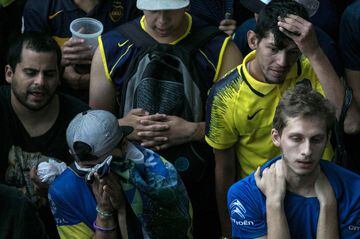 Tristeza en los aficionados de Boca tras la derrota de su equipo.