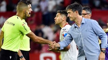 Sevilla's Argentinian defender Gonzalo Montiel (3L) talks with Spanish referee Jose Luis Pulido Santana (2L) as Real Valladolid's Spanish coach Jose Rojo 'Pacheta' (4L) shales hands with the assistant referee at the end of the Spanish League football match between Sevilla FC and Real Valladolid FC at the Ramon Sanchez Pizjuan stadium in Seville on August 19, 2022. (Photo by CRISTINA QUICLER / AFP)