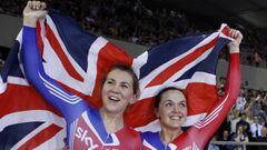 Jess Varnish y Victoria Pendleton celebran la medalla de oro en los Mundiales de Ciclismo en pista de Londres en 2012.