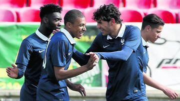 Kylian Mbapp&eacute; y Theo Hern&aacute;ndez celebran un gol con la selecci&oacute;n francesa Sub-19.