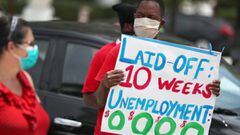 Joseph Louis se une a otros en una protesta pidiendo al estado de Florida que arregle su sistema de desempleo el 22 de mayo de 2020 en Miami Beach, Florida.