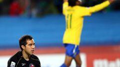 Claudio Bravo sufre con Brasil. En la foto, Robinho festeja su gol en el 3-0 de Sud&aacute;frica 2010.
