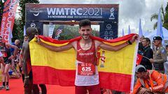 El atleta español Álex García celebra su tercer puesto en la prueba de subida de los Mundiales de Trail Running de Tailandia.