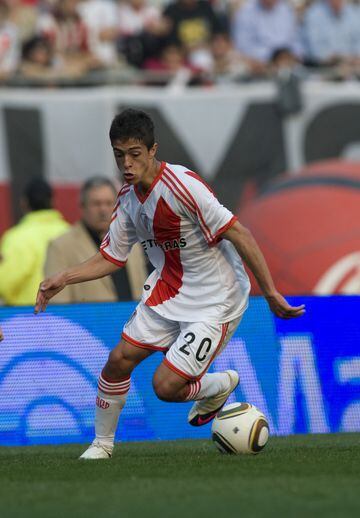 The attacking midfielder was one of the youngest players to debut for River in the Argentine Primera División at the age of 17 years, five months and 24 days, behind only Daniel Alberto Villalva, Adolfo Alfredo Pedernera and Javier Saviola.