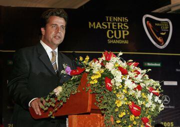 Tenista australiano durante la década de los 80, llegó a ser el 34 del mundo. Hace unos años, y tras un tiempo ya retirado, se convirtió en presidente de la ATP. Apenas un año después, en 2013, tuvo que dejarlo para tratar su enfermedad, de la que terminó