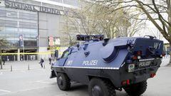 Una tanqueta de la Polic&iacute;a alemana,a las puertas del Signal Iduna Park de Dortmund.