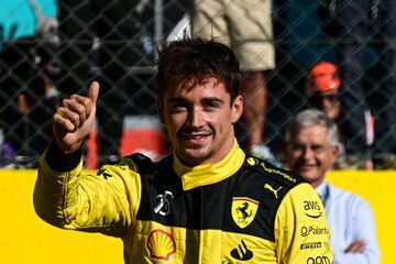 El piloto monegasco de Ferrari, Charles Leclerc, reacciona tras quedar primero en la sesión de calificación