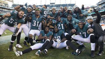 PHILADELPHIA, PA - NOVEMBER 26: Members of the Philadelphia Eagles pose for a picture in the final minutes of the game against the Chicago Bears at Lincoln Financial Field on November 26, 2017 in Philadelphia, Pennsylvania. The Eagles defeated the Bears 31-3.   Mitchell Leff/Getty Images/AFP == FOR NEWSPAPERS, INTERNET, TELCOS &amp; TELEVISION USE ONLY ==