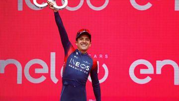 El ciclista ecuatoriano Richard Carapaz celebra su segunda posici&oacute;n en la general del Giro de Italia 2022.