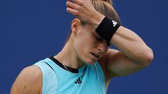 La tenista griega Maria Sakkari se lamenta durante su partido ante Rebeka Masarova en el US Open 2023.