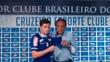 Eugenio Mena pos&oacute; por primera vez con la camiseta de su nuevo club, el Cruzeiro. 