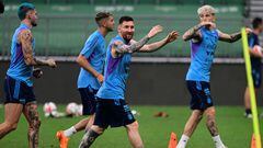 Argentina's forward Lionel Messi (C) takes part with teammates in a training session ahead of the friendly match against the Australia national team, at the workers' stadium, in Beijing, China, on June 14, 20123. (Photo by Pedro PARDO / AFP)