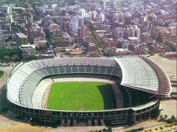 El Camp Nou fue inaugurado el 24 de septiembre de 1957. Ya desde 1948 se hablaba de la necesidad de un estadio más grande que respondiera a las necesidades de un proyecto ambicioso. Aunque en un principio la situación no era fácil, ya que había que conciliarlo con el desarrollo urbanístico de Barcelona en la zona de Diagonal. En muchas ocasiones se hace referencia también a que la construcción del nuevo estadio se debió al fichaje de Kubala, aunque también fueron importantes las dos ligas conseguidas de forma consecutiva en 1947/1948 y 1948/1949.