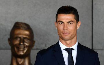 Portuguese sculptor Emmanuel Santos presented Cristiano Ronaldo with a bronze bust in March 2017.