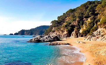 Las mejores playas cerca de Barcelona en 2021: ¿cuáles son las más bonitas?
