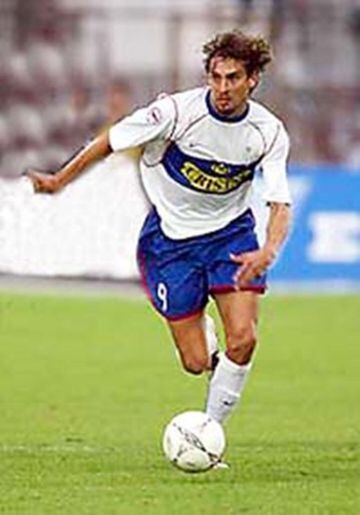 Llegó a la UC en 2002 con el cartel de goleador de Huachipato. Con los cruzados no rindió, pero al año siguiente alcanzó trascendencia con la camiseta de la U.