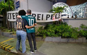 Aficionados brasileños lloran delante de un cartel honrando a Pelé delante del Hospital Israelita Albert Einstein  Albert Einstein, donde pasó sus últimos días Pelé.