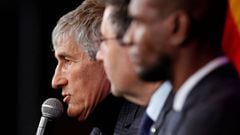 Soccer Football - Quique Setien unveiled as FC Barcelona new coach - Camp Nou, Barcelona, Spain - January 14, 2020   New FC Barcelona coach Quique Setien, president Josep Maria Bartomeu and sports director Eric Abidal during the press conference    REUTER