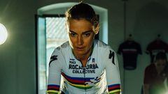 La ciclista sudafricana Ashleigh Moolman compite durante una carrera con el maillot de campeona del mundo de ciclismo virtual en las instalaciones de Rocacorba Cycling.