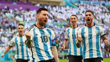 Lionel Messi festeja con sus compañeros el gol en contra de Arabia Saudita.