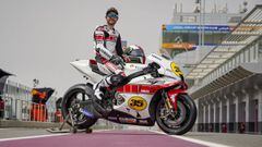 Crutchlow posa en Qatar con la M1 que celebra los 60 a&ntilde;os de Yamaha en el Mundial.