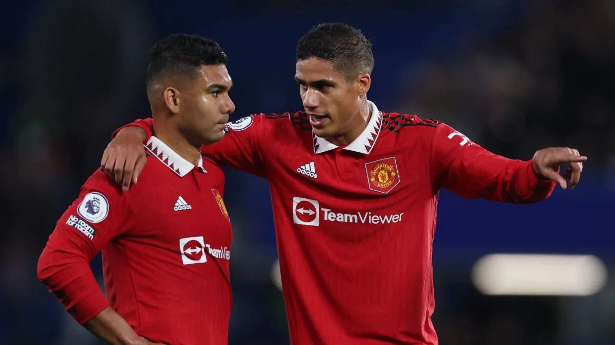 Casemiro y Raphael Varane, jugadores del Manchester United, durante un partido.