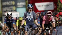 Alberto Dainese (DSM-Firmenich) celebra exultante su victoria al esprint en la 19ª etapa de la Vuelta a España, con final en Íscar.